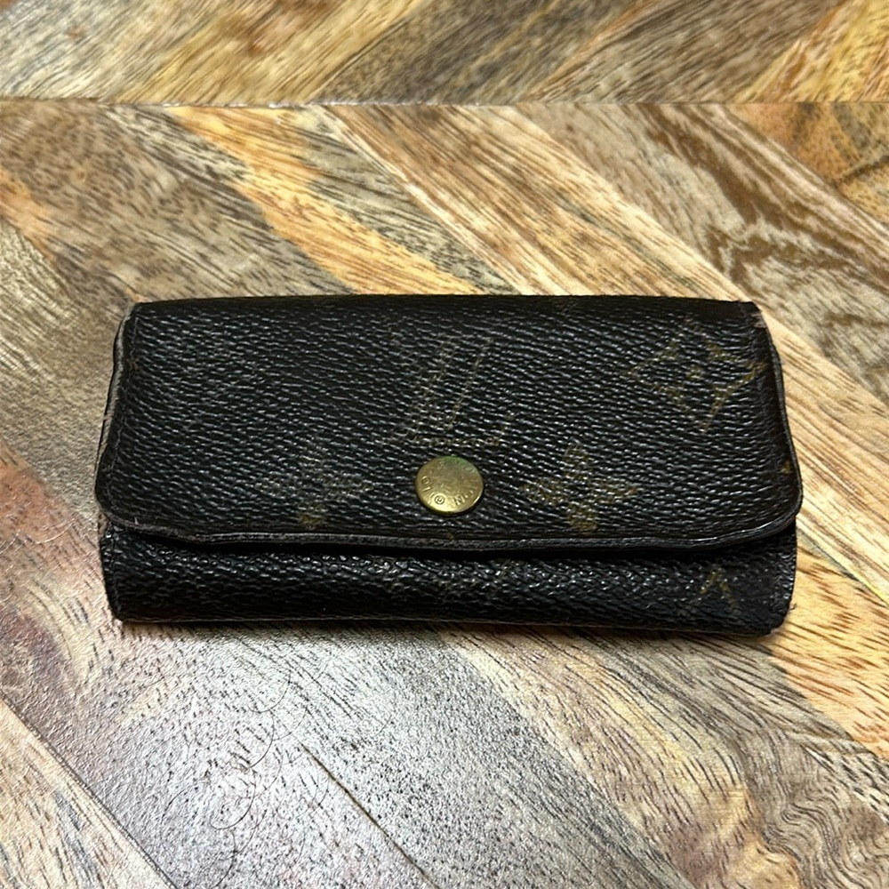 LOUIS VUITTON monogram 4 key case holder